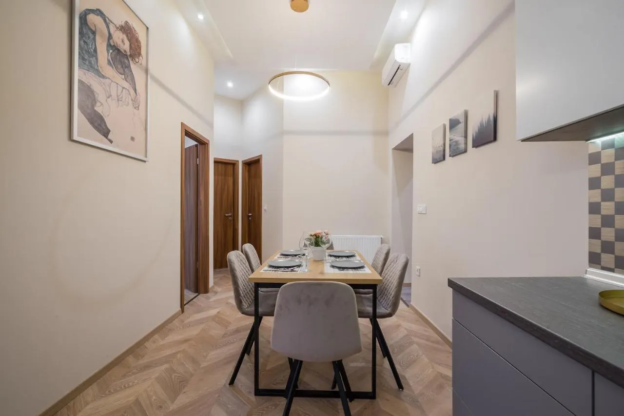 Amora Homes 3 Bedrooms Bright Flat In The Heart Of The City -Free Parking Need Reservation Budapest
