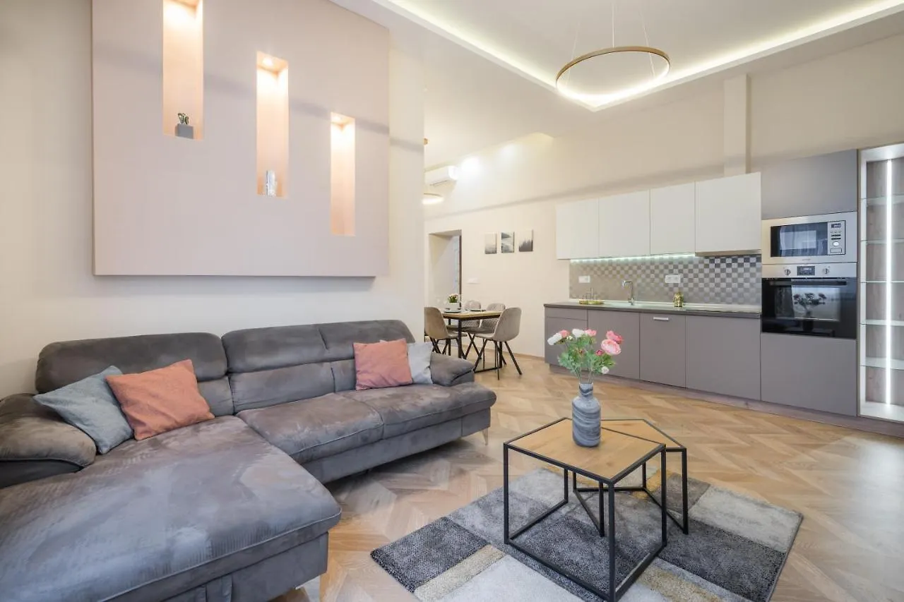 Amora Homes 3 Bedrooms Bright Flat In The Heart Of The City -Free Parking Need Reservation Budapest