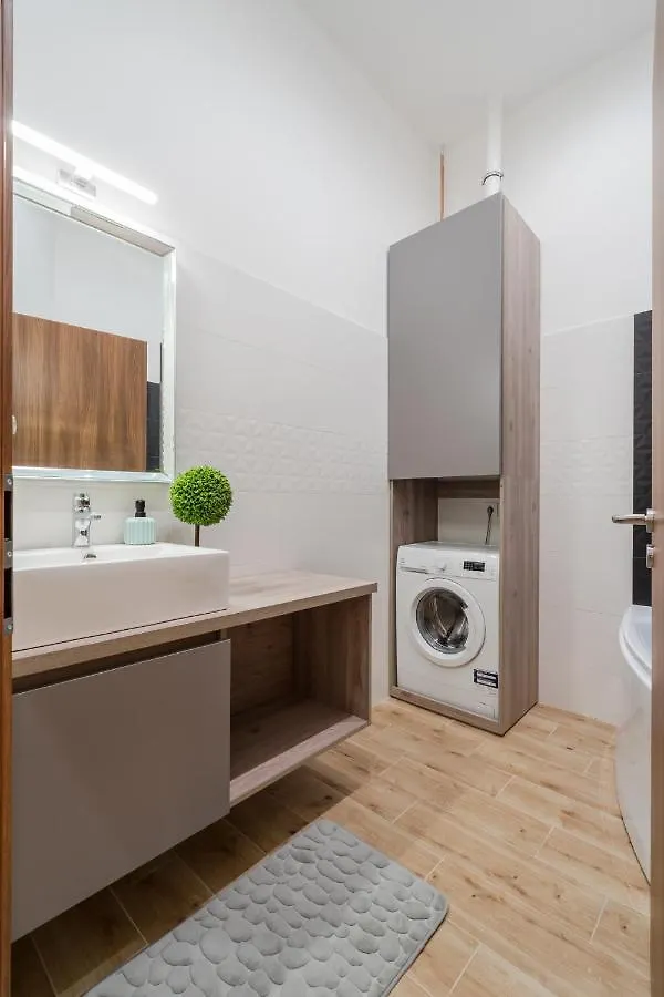 Amora Homes 3 Bedrooms Bright Flat In The Heart Of The City -Free Parking Need Reservation Budapest 0*,  Ungheria
