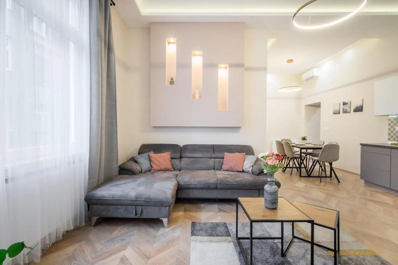 Amora Homes 3 Bedrooms Bright Flat In The Heart Of The City -Free Parking Need Reservation Budapest Appartamento